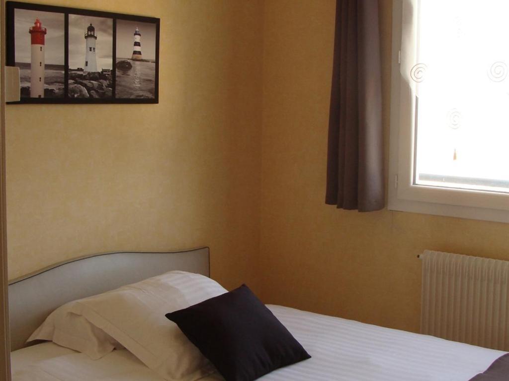 Hotel Le Flaubert Fougères Стая снимка