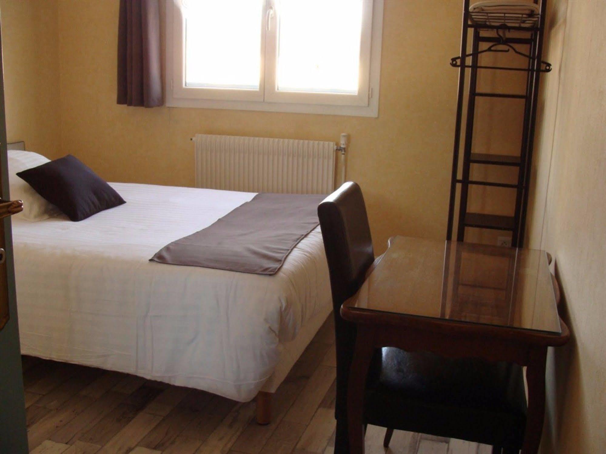 Hotel Le Flaubert Fougères Екстериор снимка