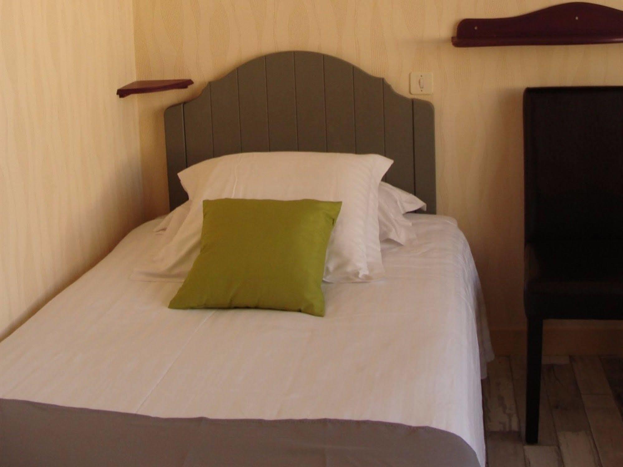 Hotel Le Flaubert Fougères Екстериор снимка